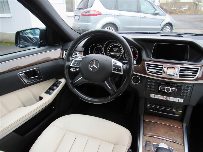 Mercedes-Benz Třídy E 3,0 CDi 350 Bluetec 4MATIC - fotka 13 z 35
