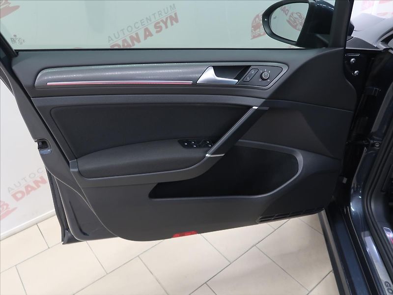 Volkswagen Golf 2,0 TSI 180kW GTI Performance - fotka 10 z 41