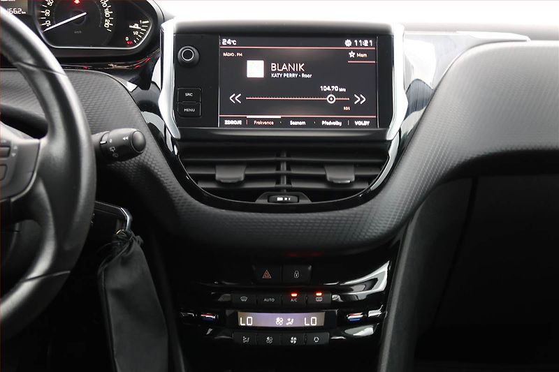 Peugeot 2008 (2017) 1.2 PureTech, Serv.kniha - fotka 12 z 17