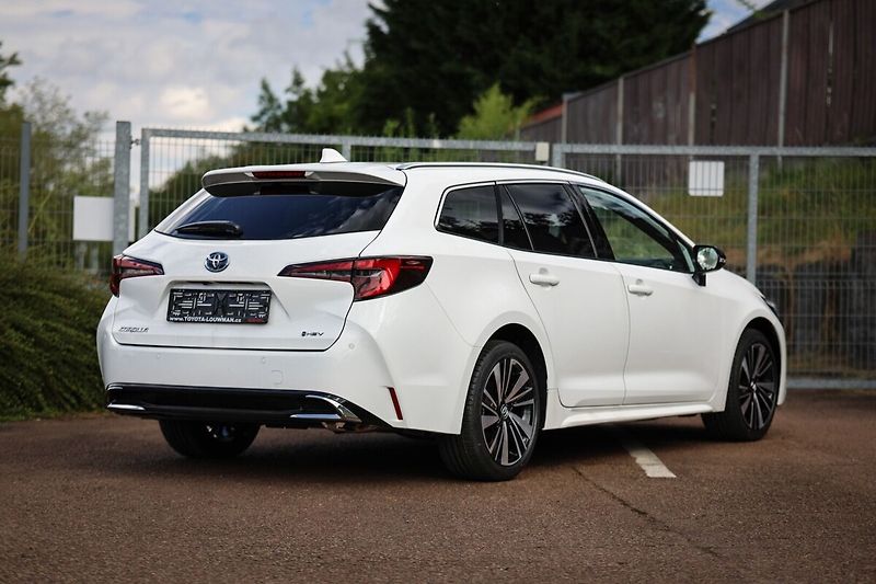 Toyota Corolla TS 1.8. Hybrid Style - zimní s - fotka 2 z 24