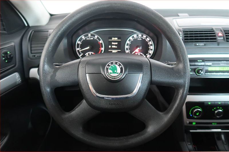 Škoda Octavia (2009) Ambiente 1.4 TSI, v provozu - fotka 15 z 15