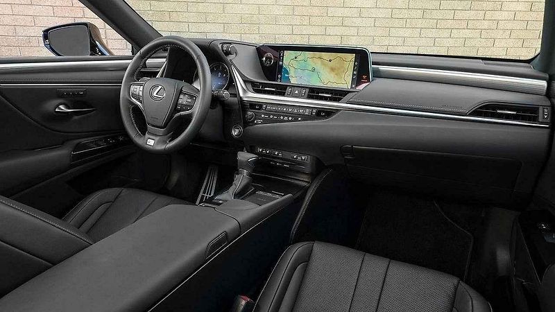Lexus ES.