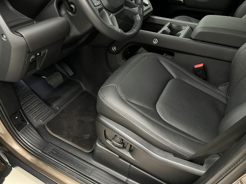 Land Rover Defender D250 SE X-DYNAMIC CZ 1. maj. - fotka 18 z 44