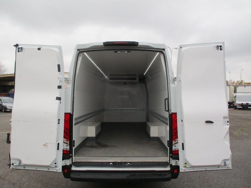 Iveco Daily 35S16, chladící + el.zásuvka Z - fotka 3 z 21