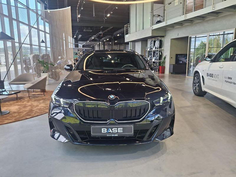 BMW Řada 5 540d xDrive Touring M-Sport - fotka 2 z 27