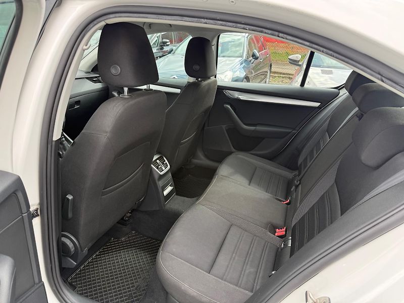Škoda Octavia 1.6 TDI AMBITION - fotka 9 z 13