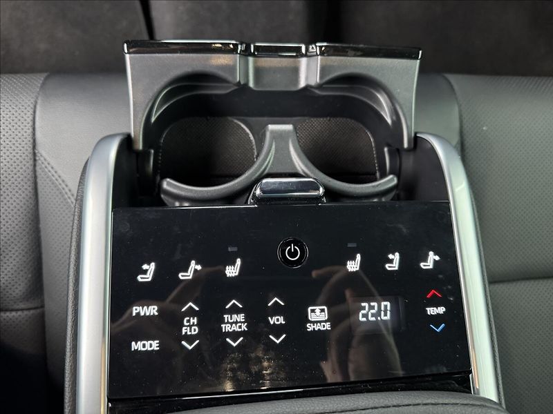 Toyota Camry 2,5 EXECUTIVE - fotka 15 z 19