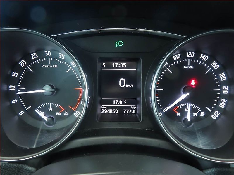 Škoda Superb (2013) 2.0 TDI, Navi, Xenony - fotka 11 z 14