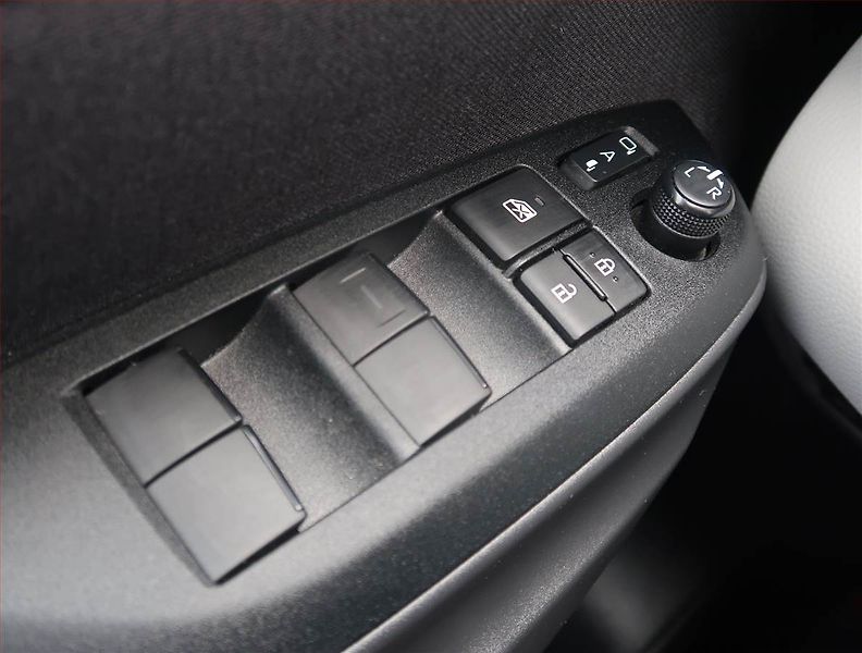 Toyota Yaris (2022) Executive 1.5 VVT-i Hybrid - fotka 19 z 21