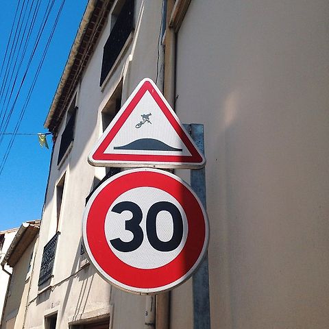 Zóny s omezením na 30 km/h nejsou jen pro auta. Rychlostní omezení dané dopravní značkou může platit i pro cyklisty, kteří se v prudším klesání snadno rozjedou nad povolený limit., zdroj: Alexander Baranov from Montpellier/Wikimedia CC 2.0