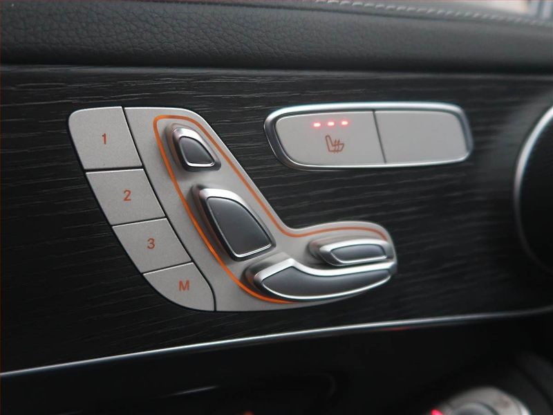 Mercedes-Benz GLC (2022) 300 de 4MATIC - fotka 21 z 23