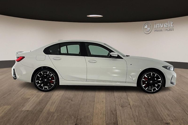 BMW Řada 3 330e xDrive - fotka 2 z 24