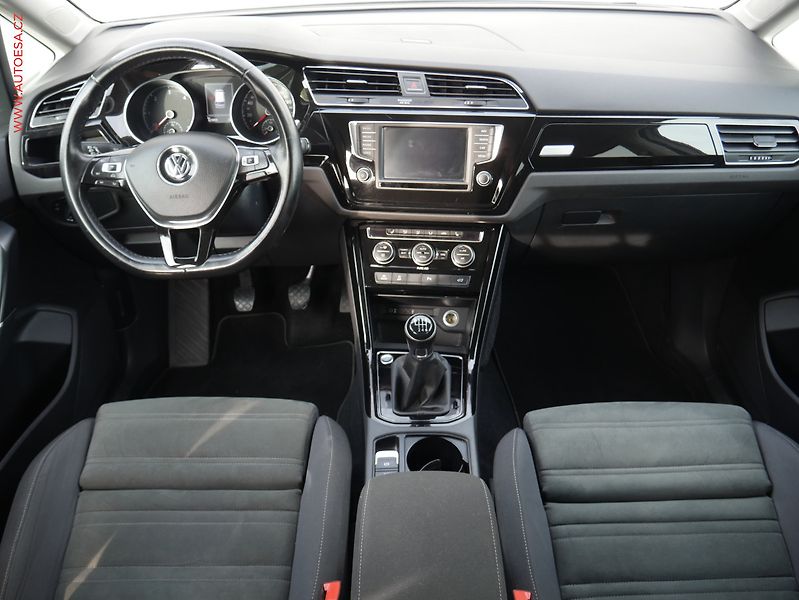 Volkswagen Touran (2016) 2.0TDi, ČR, Highline, LED - fotka 7 z 19