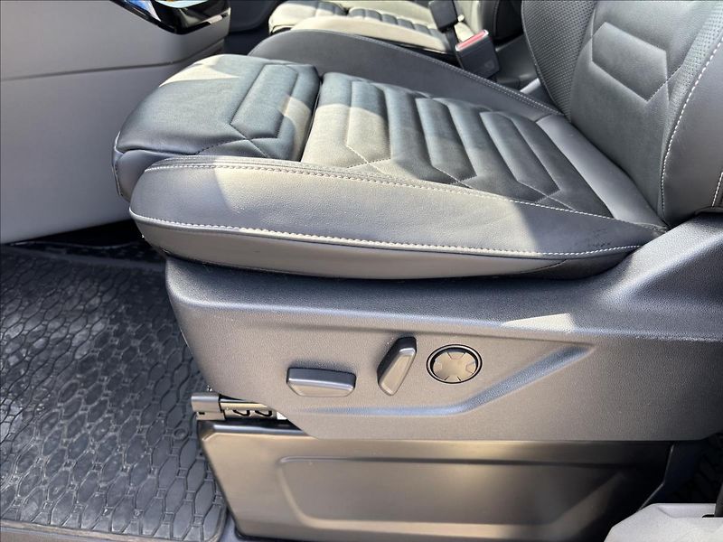 Ford Tourneo Custom 2,0 EcoBlue 125kW Titanium L2 - fotka 18 z 38