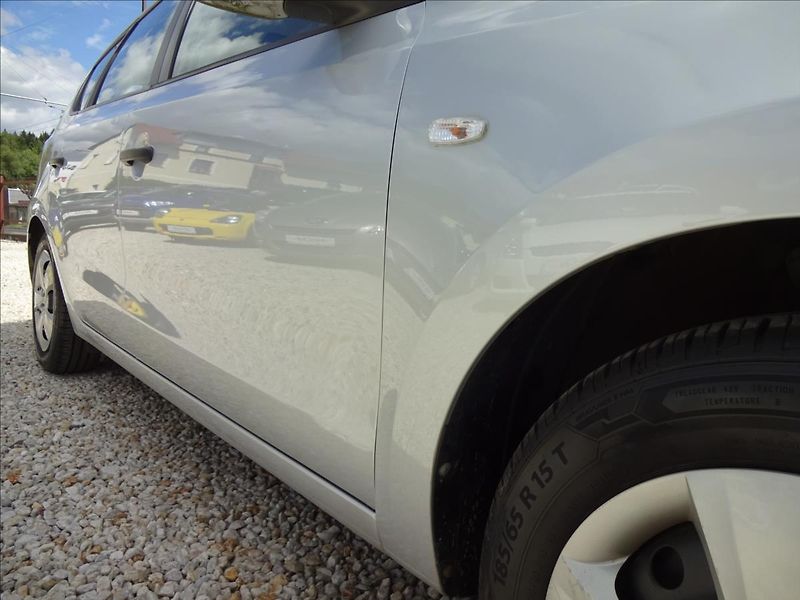 Hyundai i30 1,4i 16V 80kW LPG COMBI - fotka 9 z 46