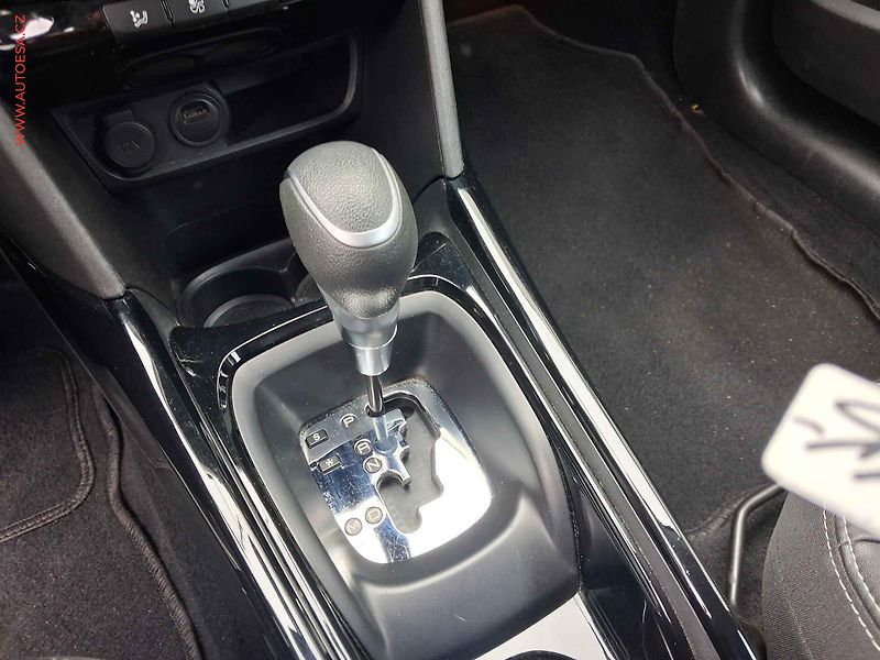 Peugeot 2008 (2019) 1.2 PT, Allure, AT, navi - fotka 15 z 18