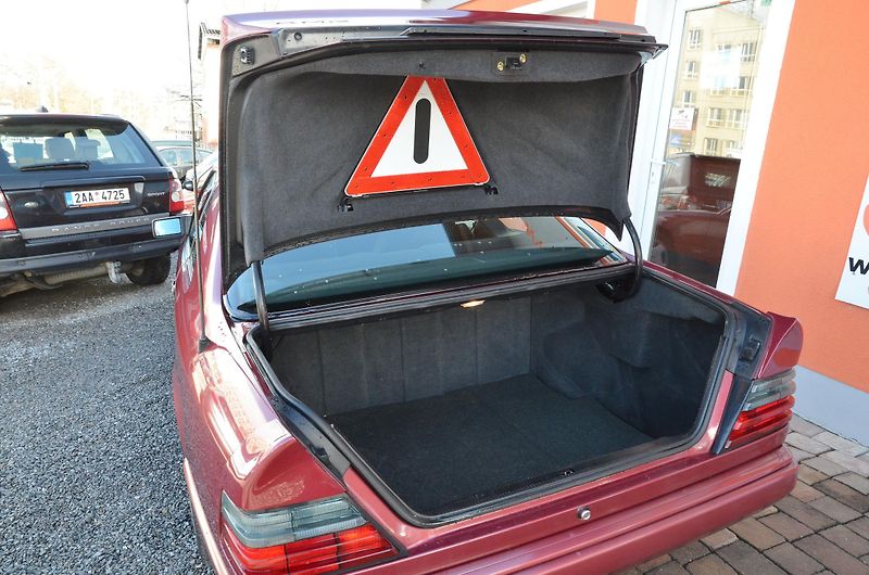 Mercedes-Benz 124 (1988) W124 300 CE 132kW AUTOMAT - fotka 31 z 39