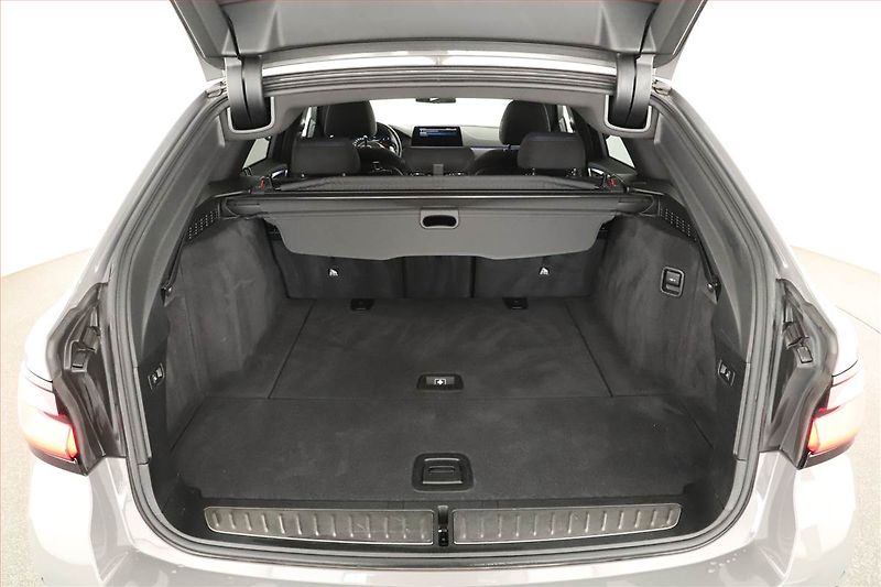 BMW Řada 5 (2021) 530d xDrive - fotka 11 z 20