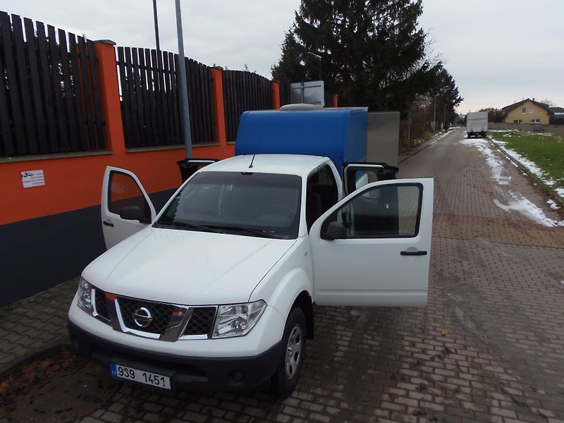 Nissan Navara (2009) King-Cab 2.5 DCi 4x4 tažné 3t - fotka 16 z 22