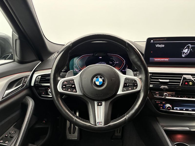 BMW Řada 5 3,0 540i 245kW xDrive DPH - fotka 15 z 34