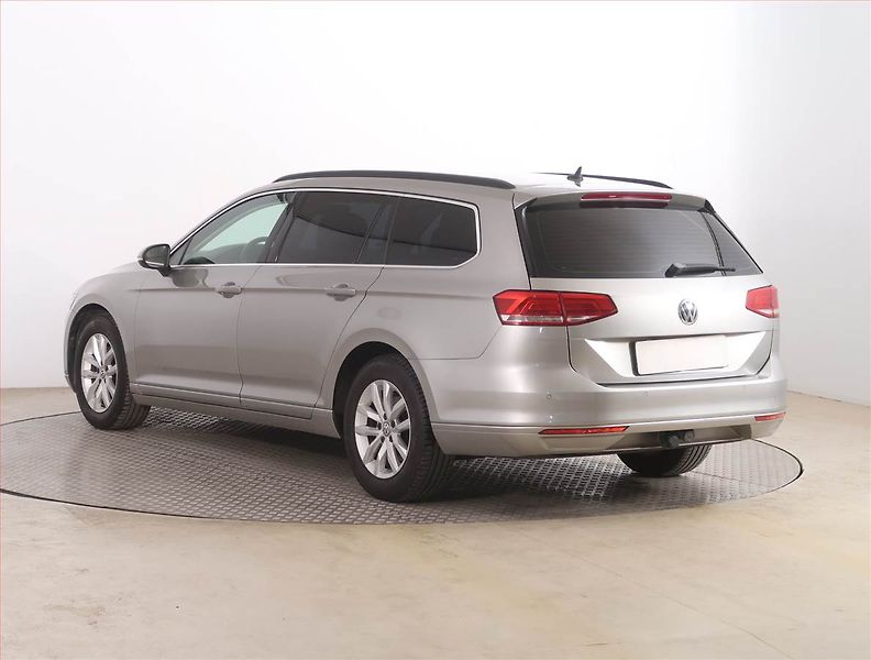 Volkswagen Passat (2015) 2.0 TDI, Automat, Serv.kniha - fotka 4 z 21
