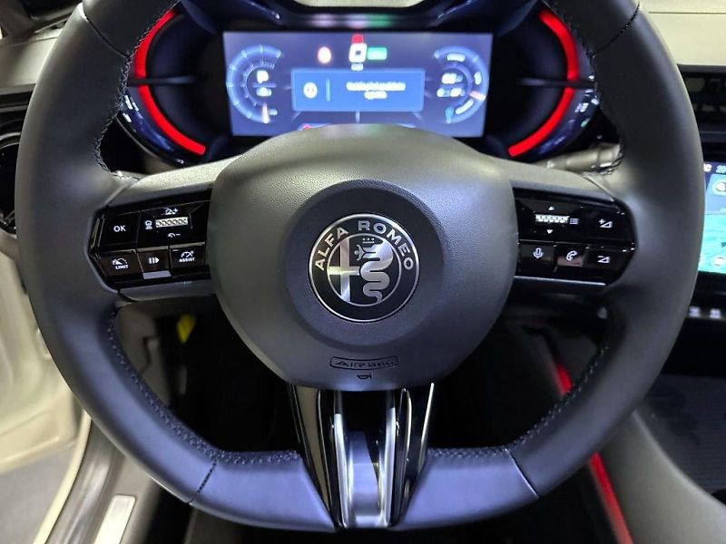 Alfa Romeo Junior (2026) Speciale 156k Elettrica 54 kWh - fotka 18 z 20