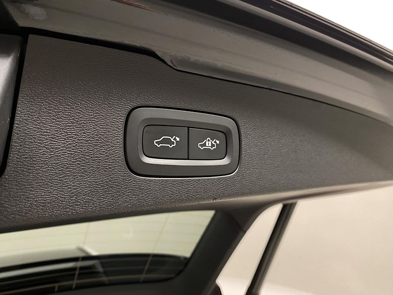 Volvo V60 D3 MOMENTUM AUT REZERVACE - fotka 30 z 39