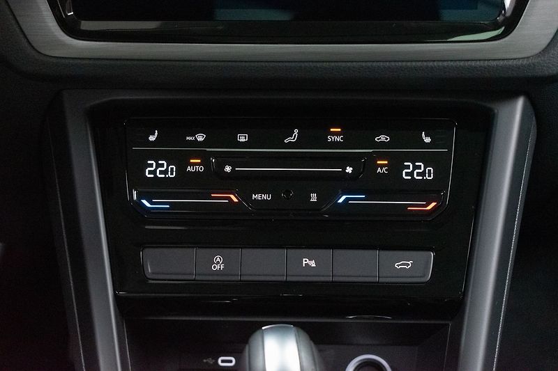 Volkswagen Touran 1.5 TSI TAŽNÉ*7.MÍST*DPH*ČR 1M - fotka 24 z 45
