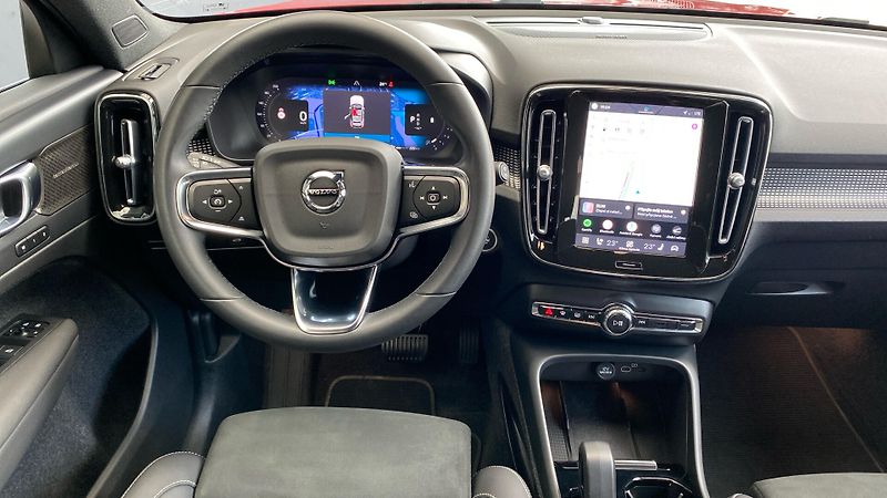 Volvo XC40 PLUS DARK, B4 AWD, 145+10 kW / - fotka 12 z 38