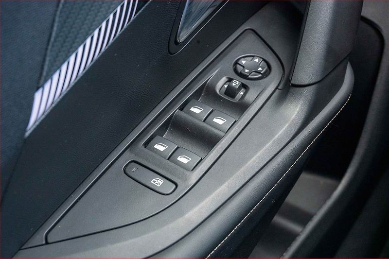 Peugeot 2008 (2025) Allure 1.2 PureTech - fotka 15 z 18
