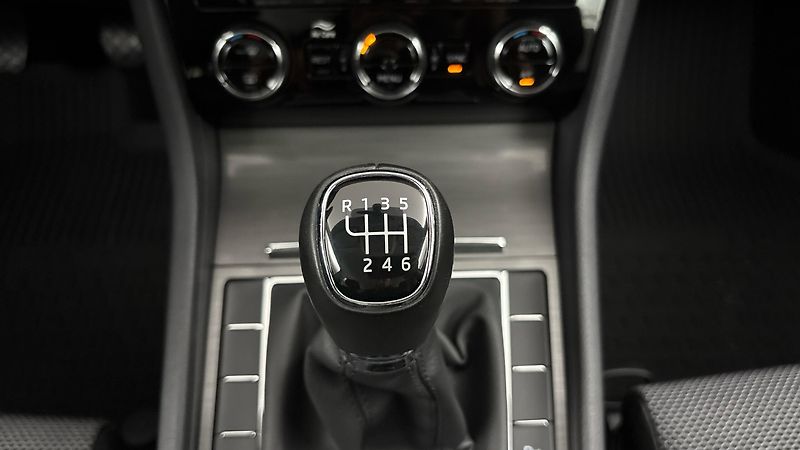 Škoda Superb 2.0 TDI Style Combi - fotka 24 z 27