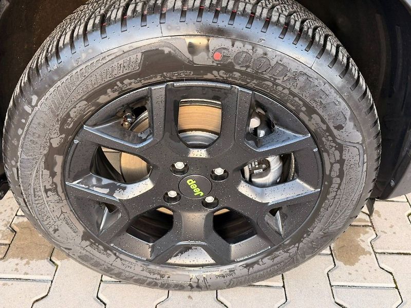 Jeep Avenger 4xe Upland 1.2 Turbo e-Hybrid - fotka 7 z 18