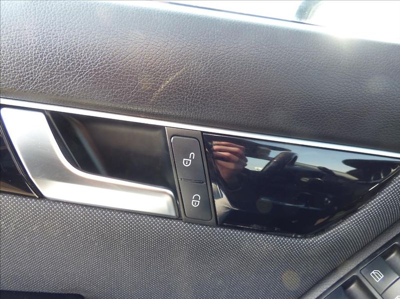 Mercedes-Benz Třídy C 2,2 CDI BlueEfficiency  180 CD - fotka 21 z 41