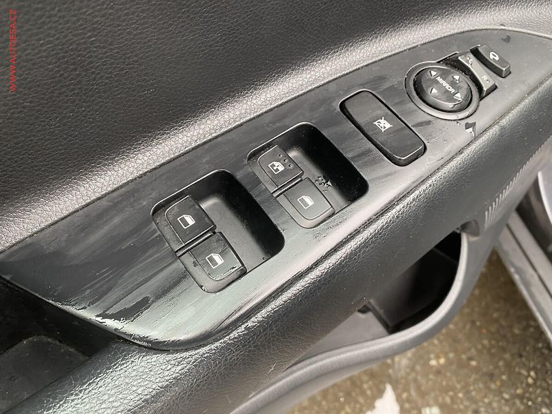 Kia Stonic (2018) 1.0 T-GDi, Platinum, kůže - fotka 13 z 18