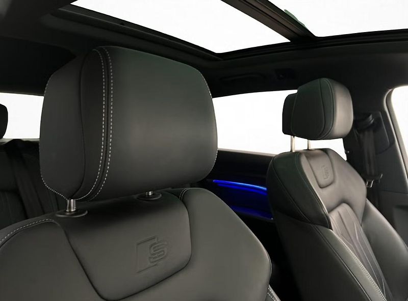 Audi Q8 e-tron 55 Q 360kam Vzduch Tažné Pano  - fotka 36 z 37