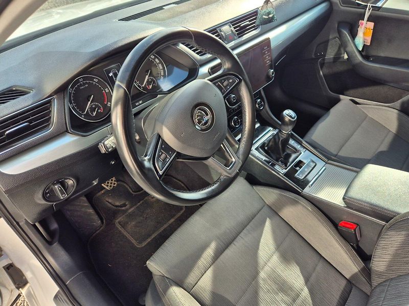 Škoda Superb (2017) 2.0 TDI Navi,Xenony,TOP - fotka 12 z 42