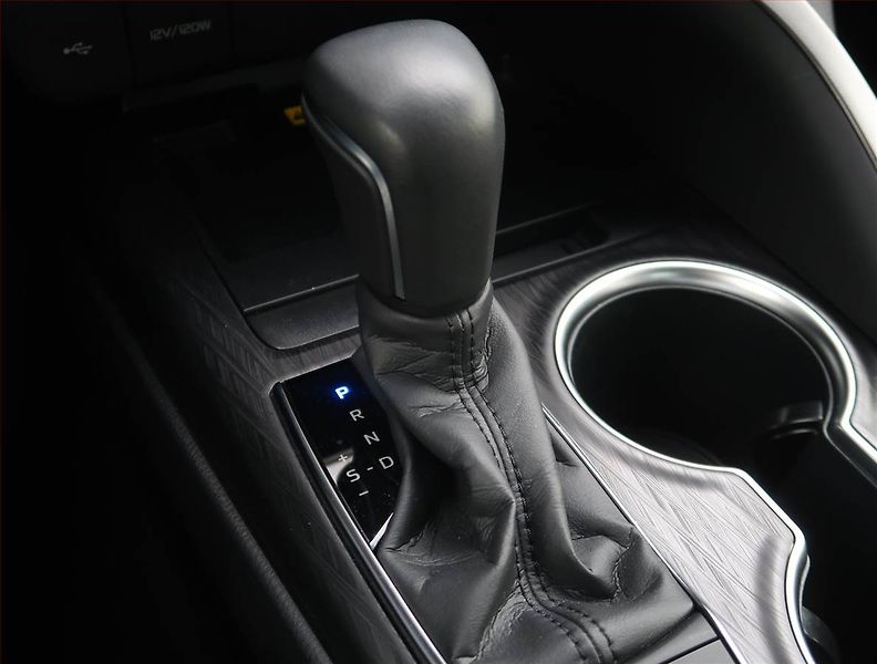Toyota Camry (2023) 2.5 Hybrid, Hybrid,Automat - fotka 13 z 22