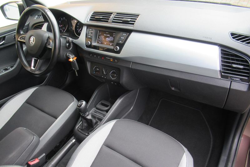 Škoda Fabia 1.2 TSi KLIMA VYHŘ. SEDADLA - fotka 18 z 22