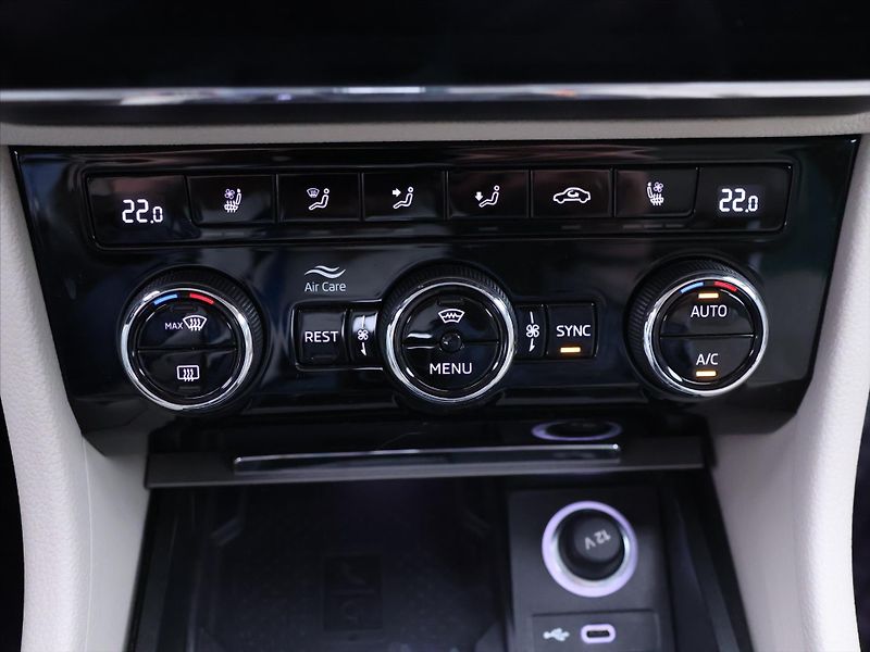 Škoda Superb 2,0 TDI DSG L&K LED  DPH CZ - fotka 21 z 31