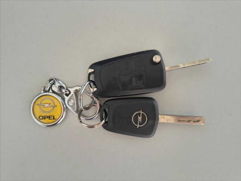 Opel Corsa 1,2 16V  Edition 111 AT - fotka 30 z 30