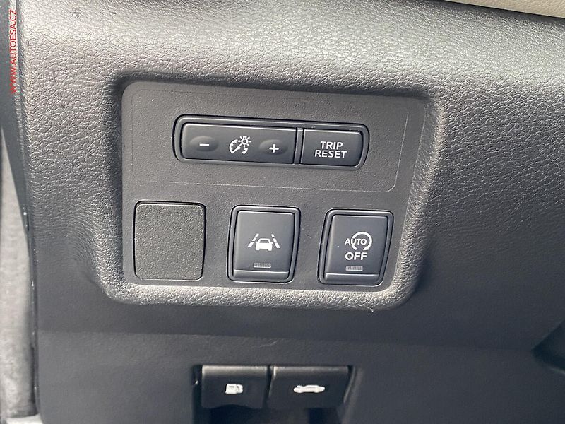 Nissan Micra (2018) 0.9 DiG-T, Tekna, navi - fotka 12 z 19