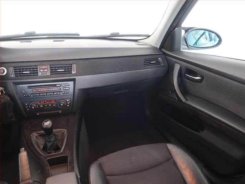 BMW Řada 3 (2005) 320 i, Serv.kniha - fotka 8 z 12