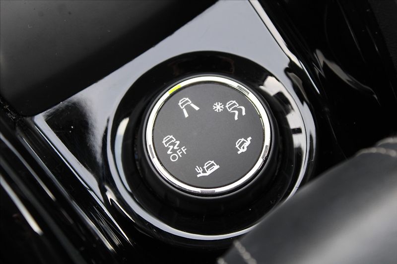 Peugeot 2008 1,2 T  AUTOMAT,ALLURE,WEBASTO - fotka 18 z 34