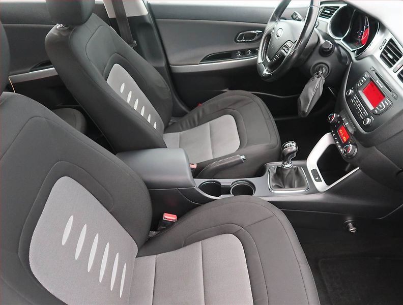Kia Ceed (2012) 1.6 GDI, Serv.kniha, Tempomat - fotka 9 z 13