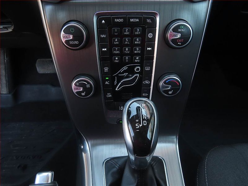 Volvo V40 (2016) 1.5 T2, Automat, Navi, Xenony - fotka 16 z 21
