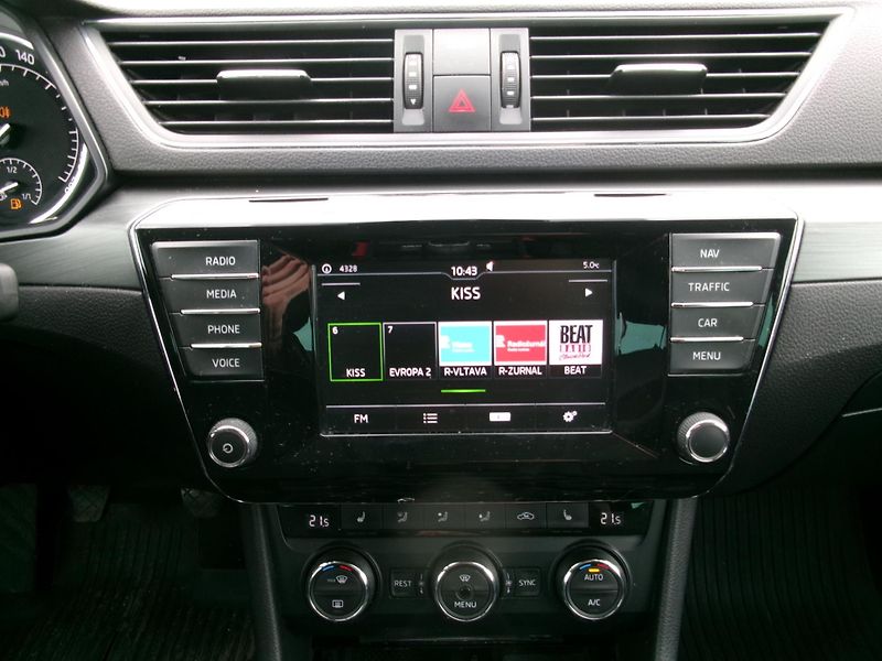 Škoda Superb (2015) 2,0TDI NAVI ACC 4x4 - fotka 23 z 36