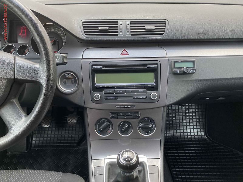 Volkswagen Passat (2008) 1.9 TDi, Trendline, AC - fotka 12 z 17