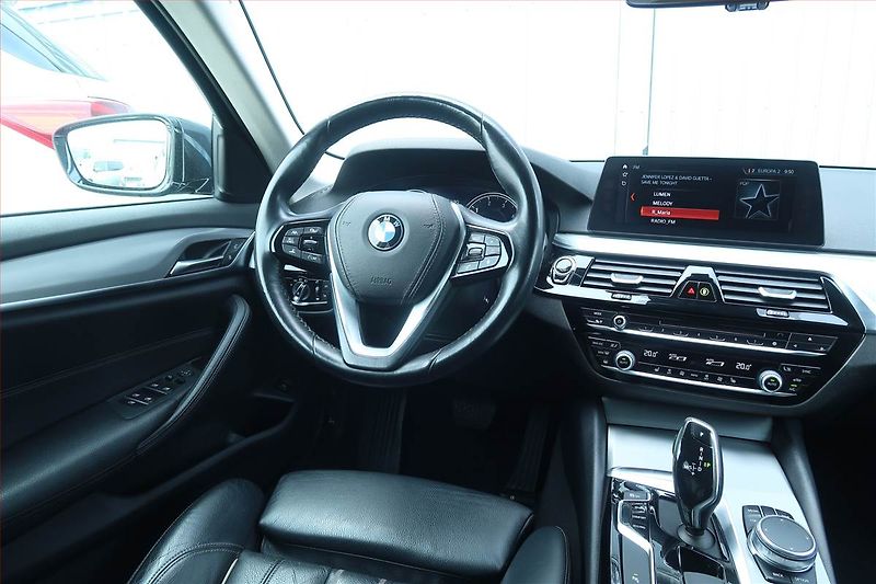 BMW Řada 5 (2017) Sport Line 520d xDrive - fotka 7 z 24