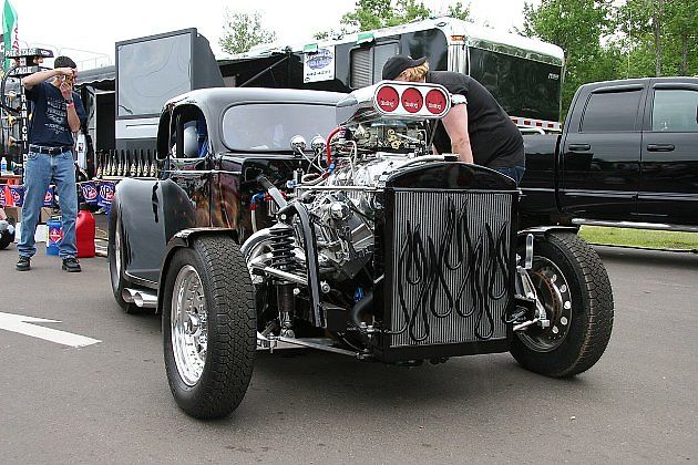 Představitel Hot Rod automobilů při Atlantic National AntiqueCars., zdroj: Wikimedia Commons, Michel Rathwell, CC BY 2.0