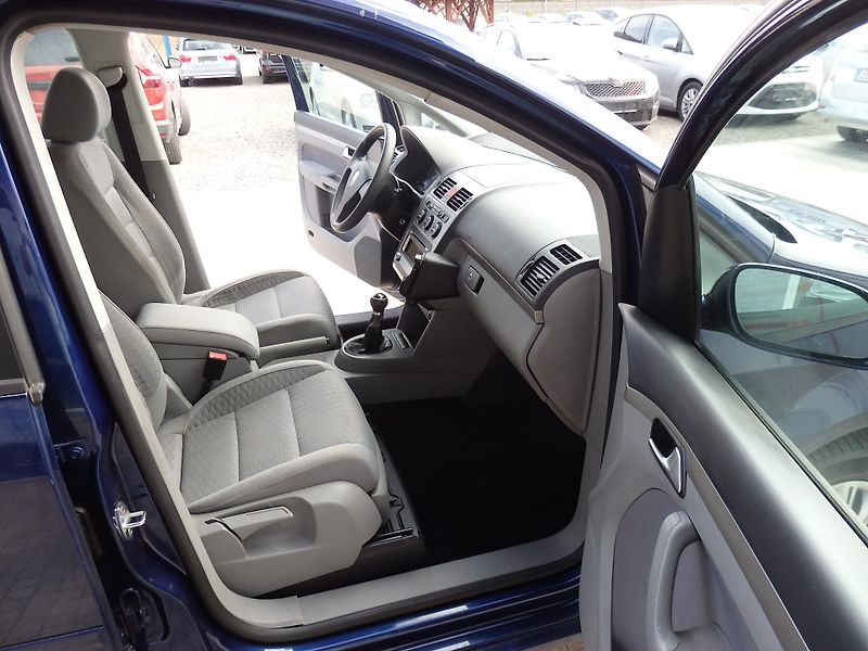 Volkswagen Touran 2,0i KLIMA ECOFUEL  - fotka 11 z 14